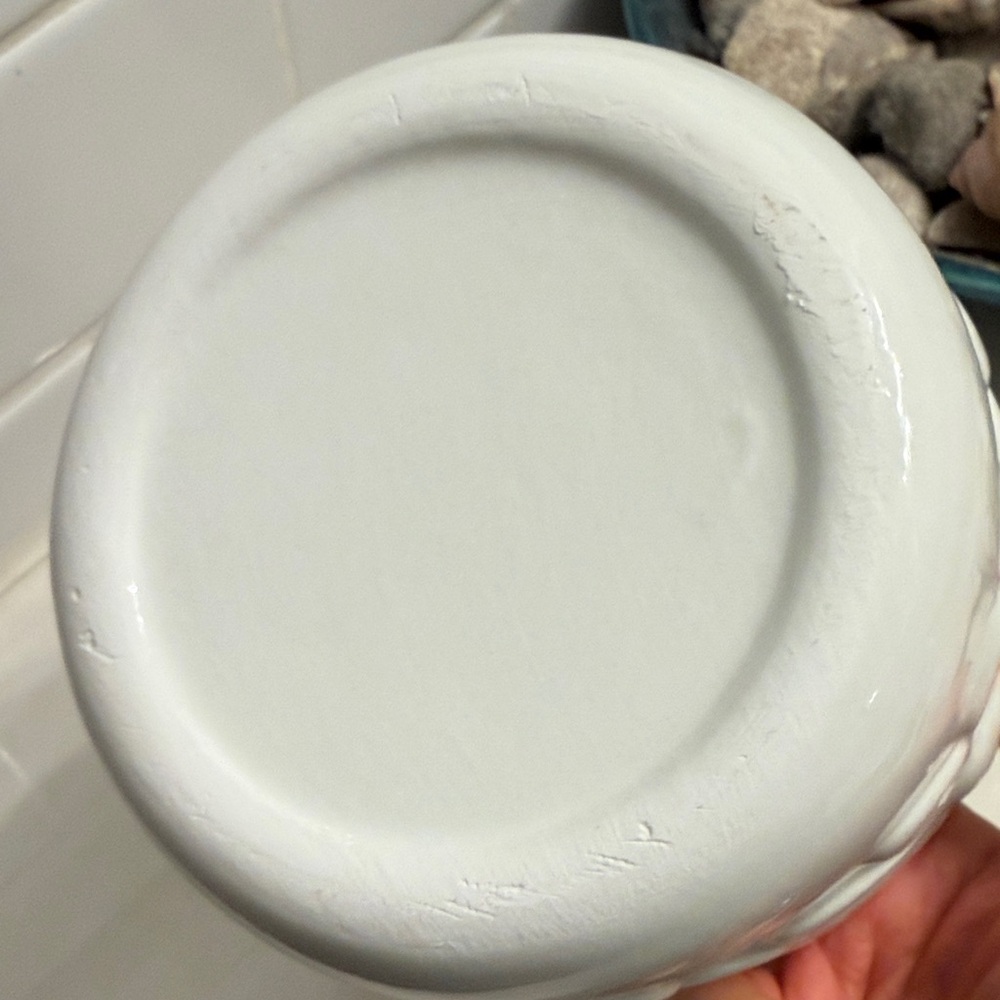 White Ceramic Daisy Embossed Planter/decorative bowl - Picture 3 of 3
